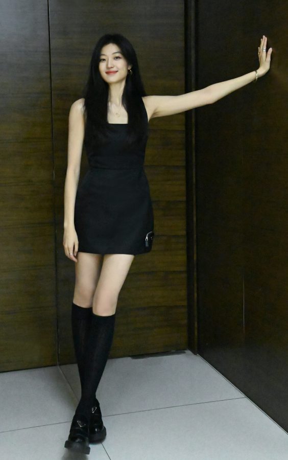 孙千穿黑裙搭配黑色筒袜，美腿纤细修长(5/7)