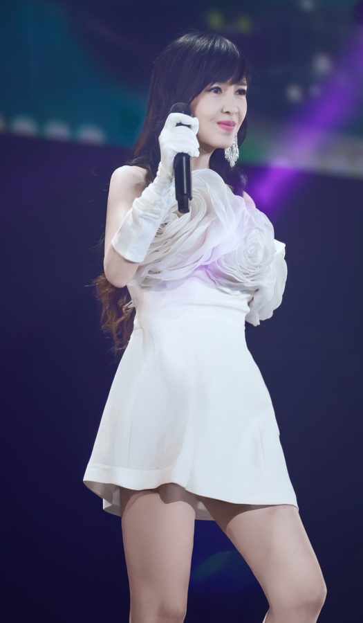 周慧敏穿丝袜白裙在演唱会表演(3/8)