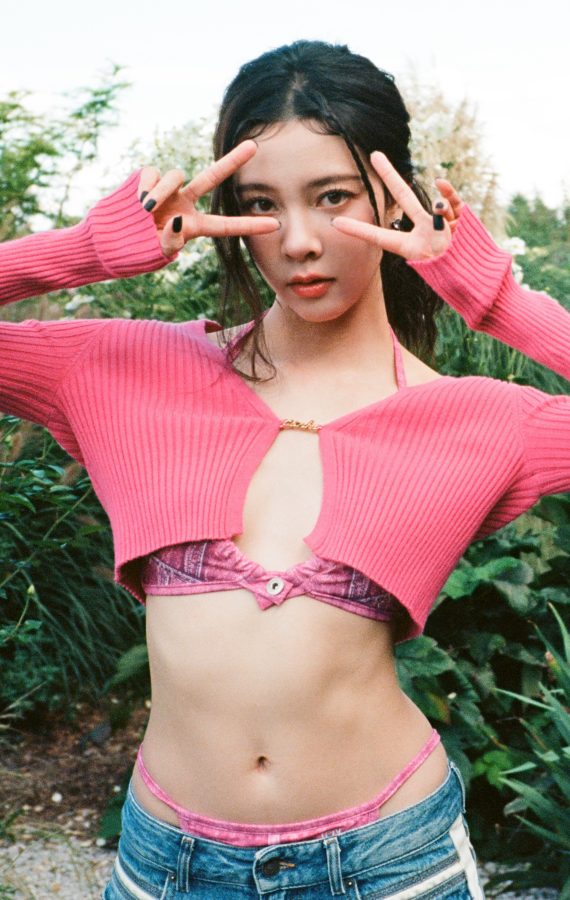 宋妍霏时尚太大胆！甜美辣妹上演“内裤外露”，一双笔直长腿在花园中更显耀眼。(15/16)