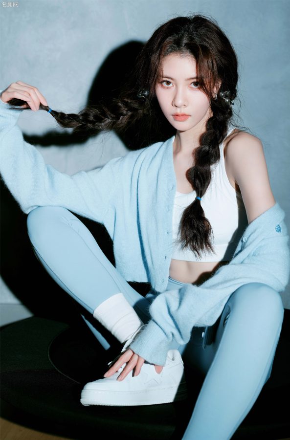 Song Yanfei shows off her perfect figure in a sports bra paired with tight yoga pants(7/16)