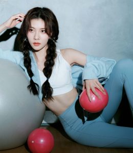 宋妍霏穿运动内衣搭配紧身瑜伽裤展露完美身材