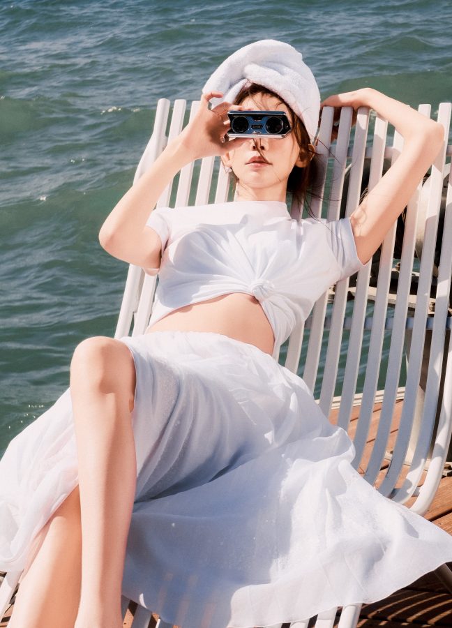 林志玲为《嘉人》七月刊拍摄山水硬照封面大秀长腿美足(9/9)