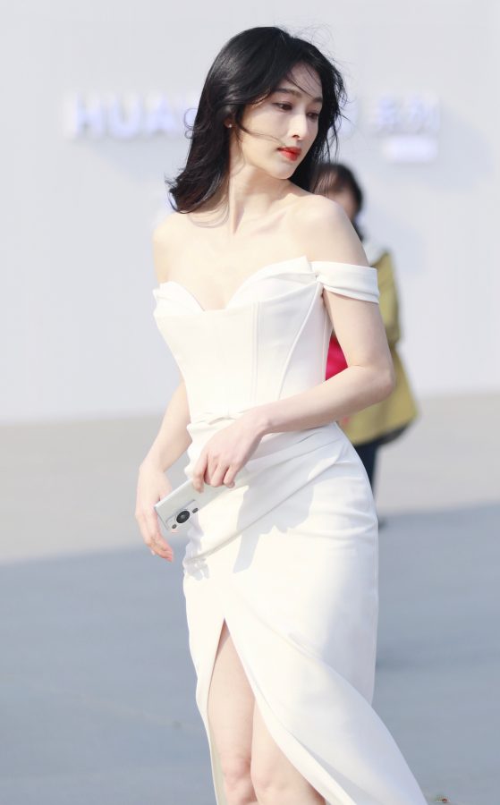 张俪穿白色“战袍”气场全开！霸气御姐西装配长裙，高开衩设计大秀逆天美腿。(21/21)