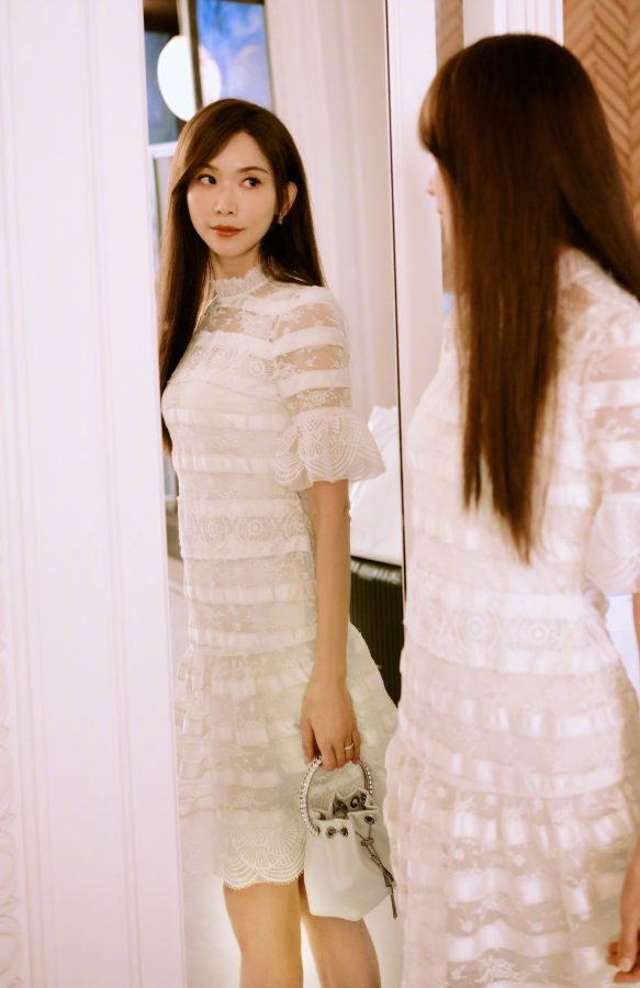 林志玲出席活动接受采访，穿白裙踩白色尖头高跟秀纤长玉腿(4/4)