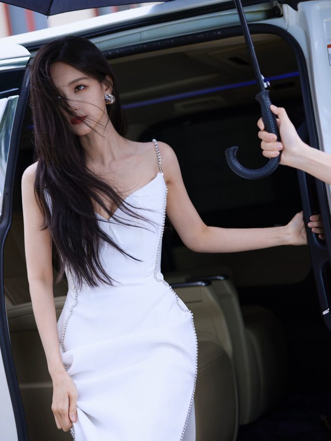 街角的浪漫邂逅李一桐！白裙女神撑伞回眸，氛围感直接拉满(5/7)
