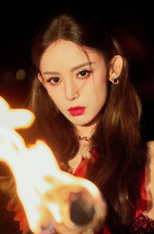 古力娜扎化身暗黑童话女王降临！一双美腿比火炬更耀眼。(10/13)