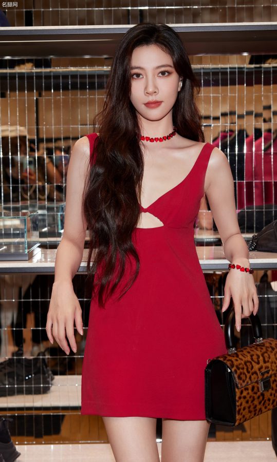 Song Yanfei's simple red dress can't hide her slender figure, and her long legs under black boots are too eye-catching(11/11)