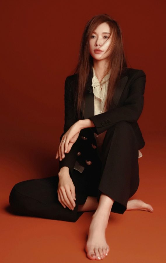 林志玲腿穿丝袜拍摄温柔力量芭莎大片(6/7)