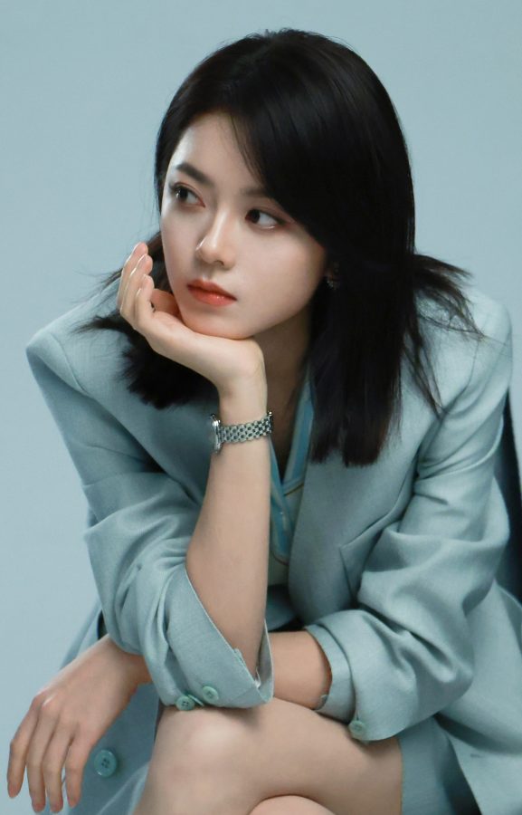 气质美女赵今麦回眸一瞥，干练西装大玩“下衣失踪”(2/3)