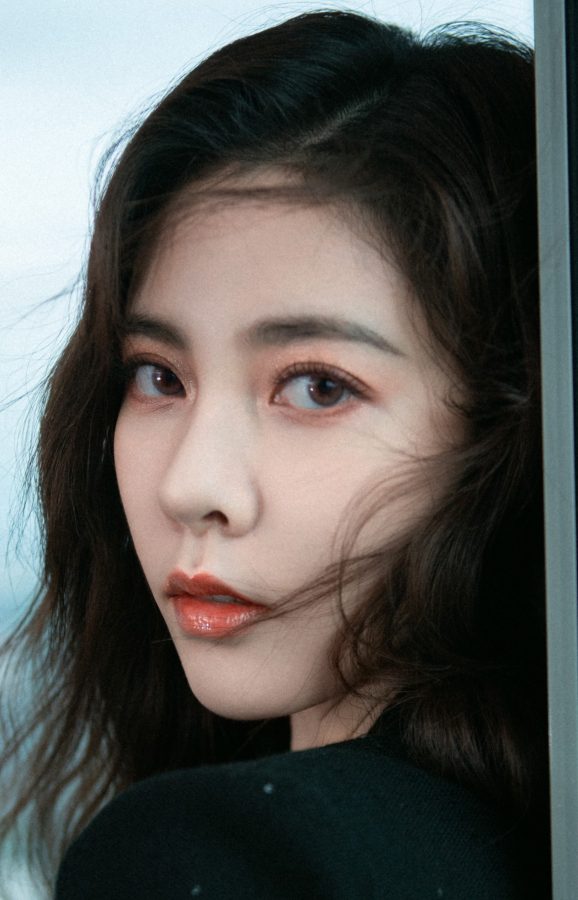宋妍霏“腿精”本色！印花超短裙配黑色长靴，一双逆天美腿俯瞰全城(6/9)