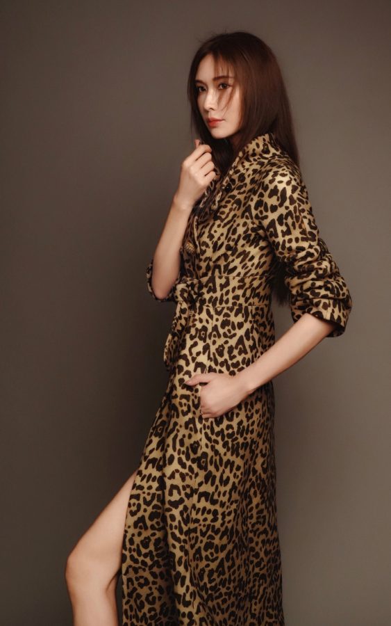 林志玲腿穿丝袜拍摄温柔力量芭莎大片(5/7)