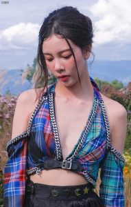 宋妍霏演绎荒野中的叛逆少女!解构式格子衫配黑短裙,一双美腿在草丛中若隐若现