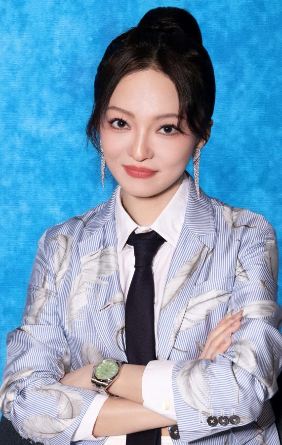 张韶涵穿学院风露脐装配长靴参加b站毕业歌会(5/26)