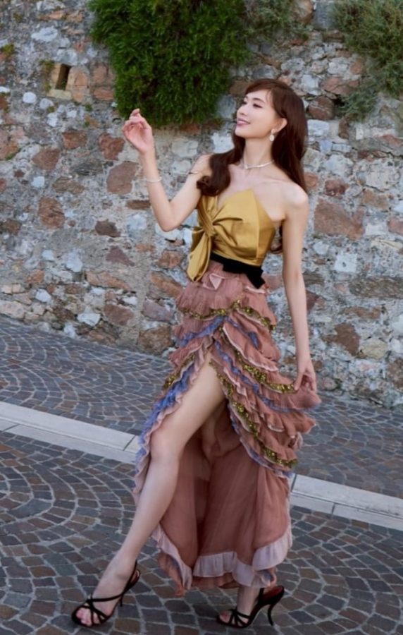 林志玲现身戛纳穿不规则开衩裙踩高跟凉鞋大秀美腿(3/6)