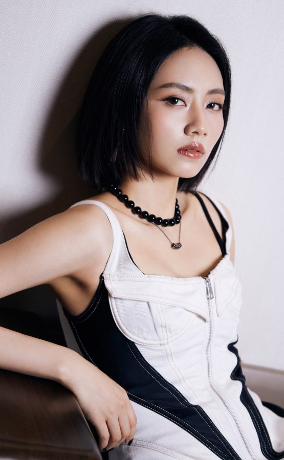 刘惜君用高跟长靴和绝世美腿，演绎都市女郎的极致酷感与苗条身材。(10/13)