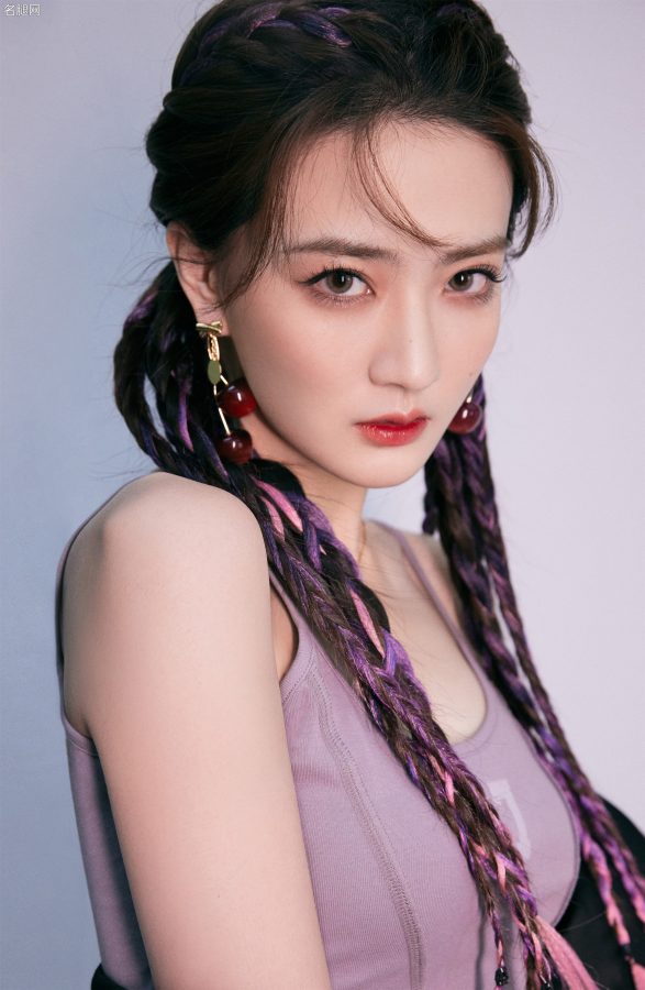 “甜酷”辣妹徐璐上线！西装半脱秀香肩，超短裙与黑色长靴之间是让人心动的美腿(7/7)