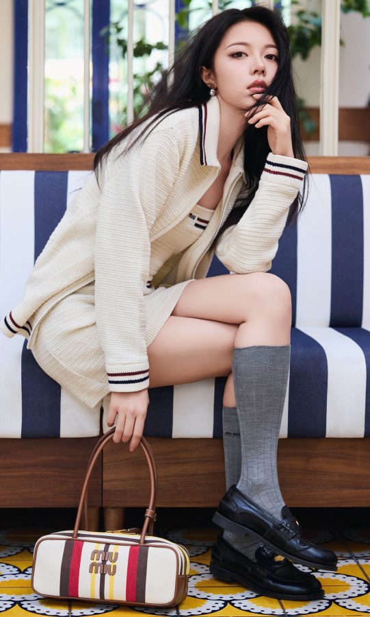 赵今麦穿超短裙配灰色筒袜少女感十足(1/3)