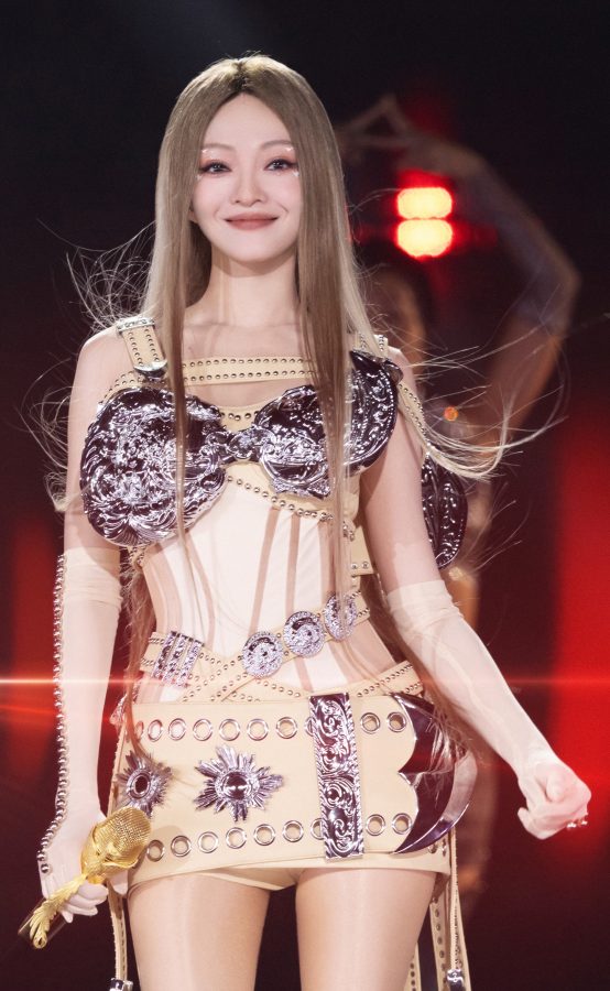 张韶涵未来女战士slay舞台！紧身战甲配肉色丝袜性感惹火(9/58)