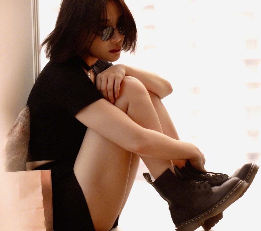 Yuan Shanshan cosplays the heroine of "Leon: The Professional" and shows off her slender white legs(6/7)