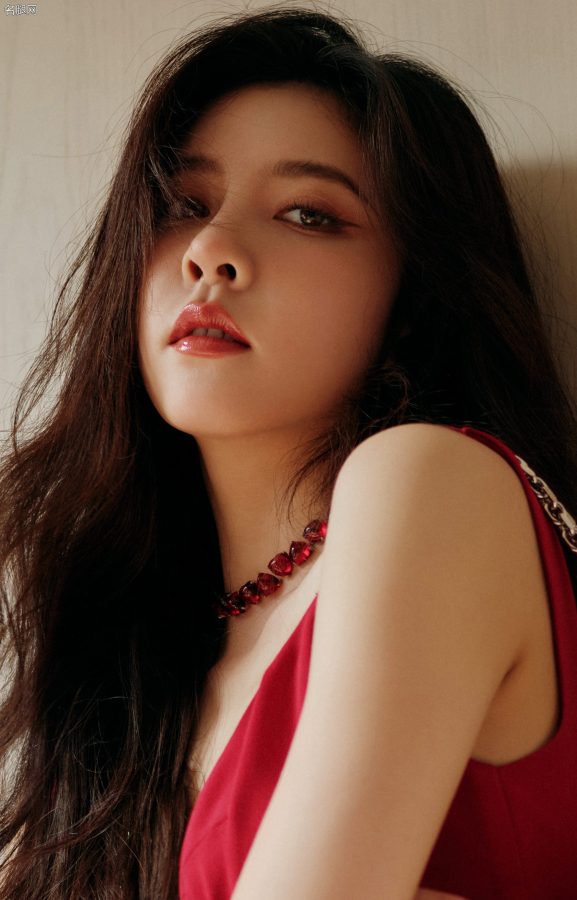 宋妍霏简约红裙难掩苗条好身材，黑色长靴下的修长美腿太吸睛(4/11)