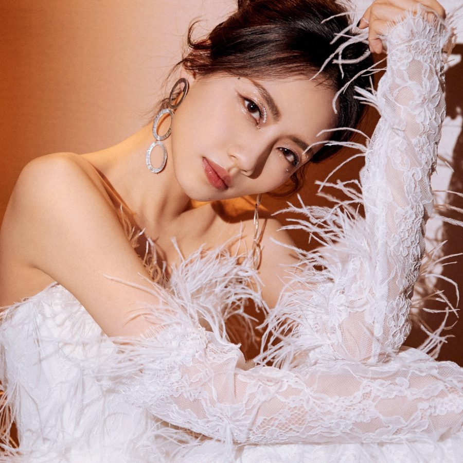 苗条女神刘惜君身披羽毛“战袍”，赤脚更显万种风情(2/2)