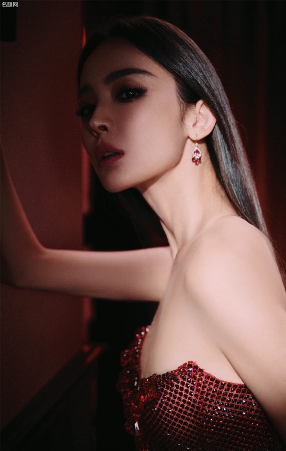 古力娜扎这身“战袍”太绝了！镂空爱心领口性感魅惑，全身闪耀的效果让一双美腿若隐若现(2/6)