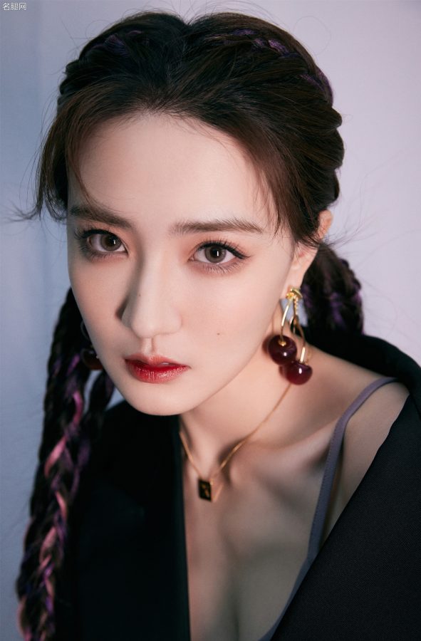 “甜酷”辣妹徐璐上线！西装半脱秀香肩，超短裙与黑色长靴之间是让人心动的美腿(5/7)
