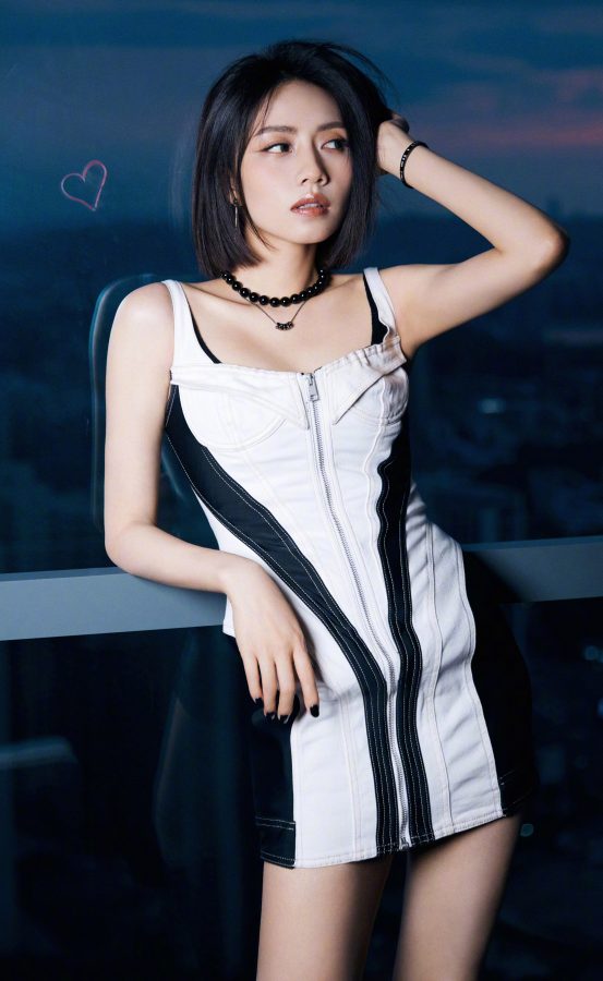 刘惜君用高跟长靴和绝世美腿，演绎都市女郎的极致酷感与苗条身材。(6/13)