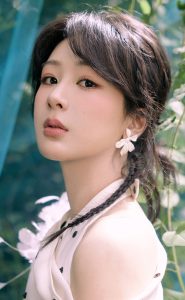 杨紫穿开叉圆点裙,玉腿美足踩绑带高跟凉鞋清纯动人