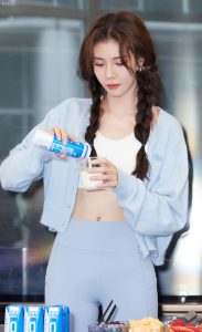 宋妍霏穿运动内衣搭配紧身瑜伽裤展露完美身材