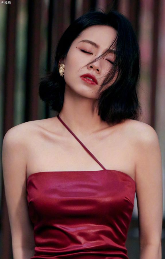冷艳美女刘惜君端坐草坪，一袭酒红丝缎长裙勾勒曼妙曲线！(7/8)
