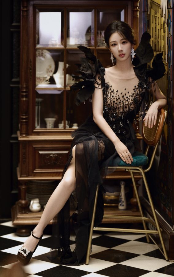 杨紫高贵优雅端坐，一双美腿在华丽黑裙下尽显诱惑。(1/5)