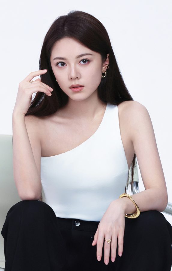 赵今麦可爱小脚丫穿一字带高跟凉鞋在摄影棚里拍照(8/10)