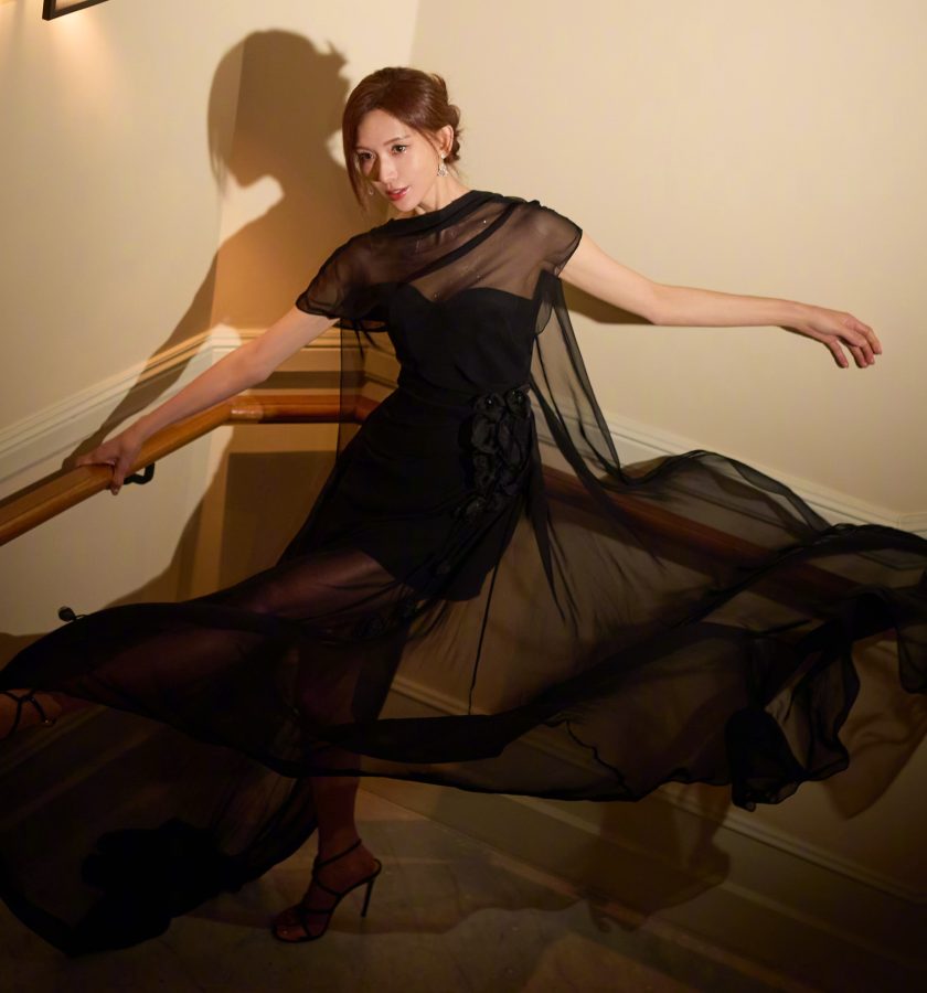 林志玲穿上看似保守的纱裙，却在行走间大秀美腿(3/3)