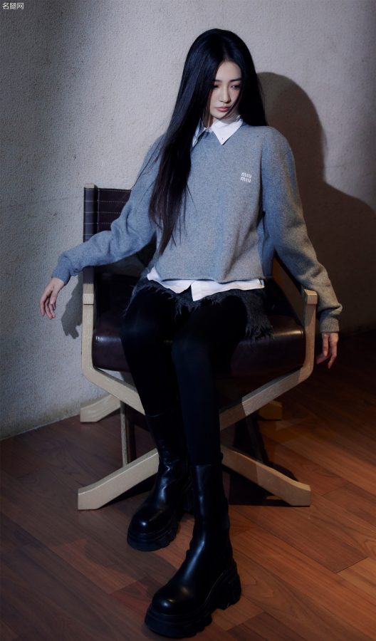 Xu Lu wears a shark coat with leather boots and holds a lollipop in her mouth(1/7)