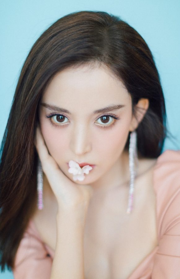 古力娜扎穿上一袭长裙勾勒出曼妙S曲线，玉足踩细带缠绕凉高跟，气质优雅又高级(10/11)