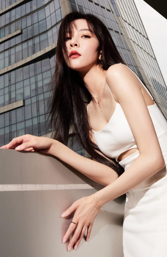 Song Yanfei showed off her sexiness in a white dress with hollow cut, and her high heels under her slender figure were the focus.(4/7)