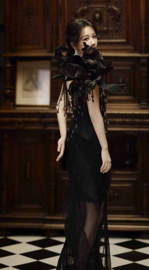 杨紫高贵优雅端坐，一双美腿在华丽黑裙下尽显诱惑。(2/5)