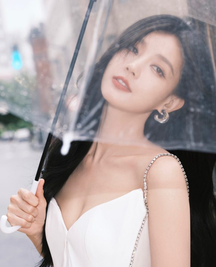 街角的浪漫邂逅李一桐！白裙女神撑伞回眸，氛围感直接拉满(3/7)