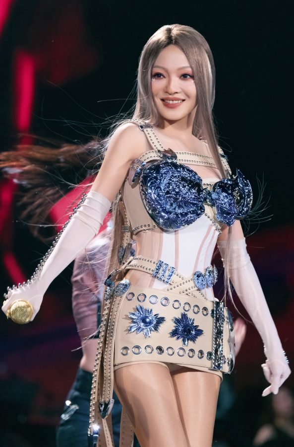 张韶涵未来女战士slay舞台！紧身战甲配肉色丝袜性感惹火(8/58)