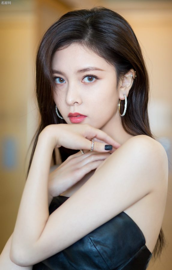 宋妍霏抹胸黑纱裙勾勒曼妙曲线！气质女神眼神犀利，一双玉足在高跟鞋的衬托下更显迷人。(3/8)