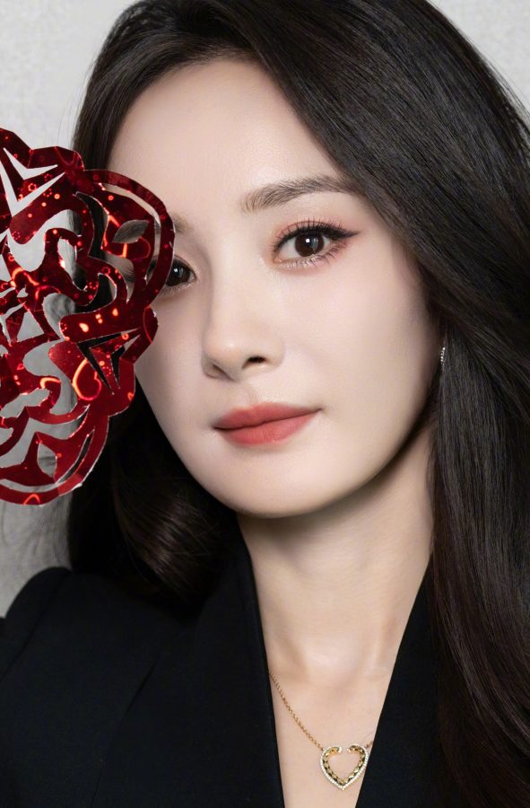 杨幂黑西装配短裤踩Christian Louboutin路铂廷高跟鞋大秀细长美腿(4/6)