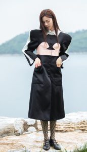 宋妍霏为《精品购物指南》拍摄悬崖上的时尚大片!亮橘色西装难掩曼妙身姿,连“玉足”都充满艺术感。