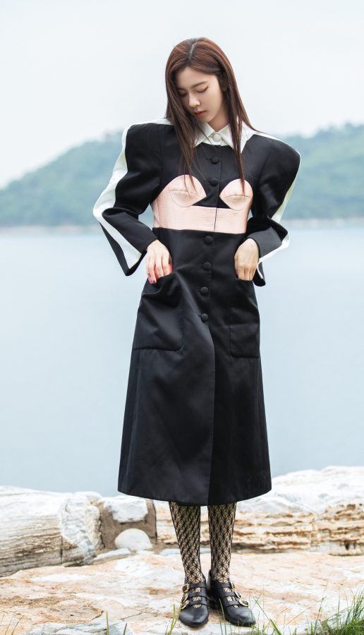 宋妍霏为《精品购物指南》拍摄悬崖上的时尚大片！亮橘色西装难掩曼妙身姿，连“玉足”都充满艺术感。(7/7)