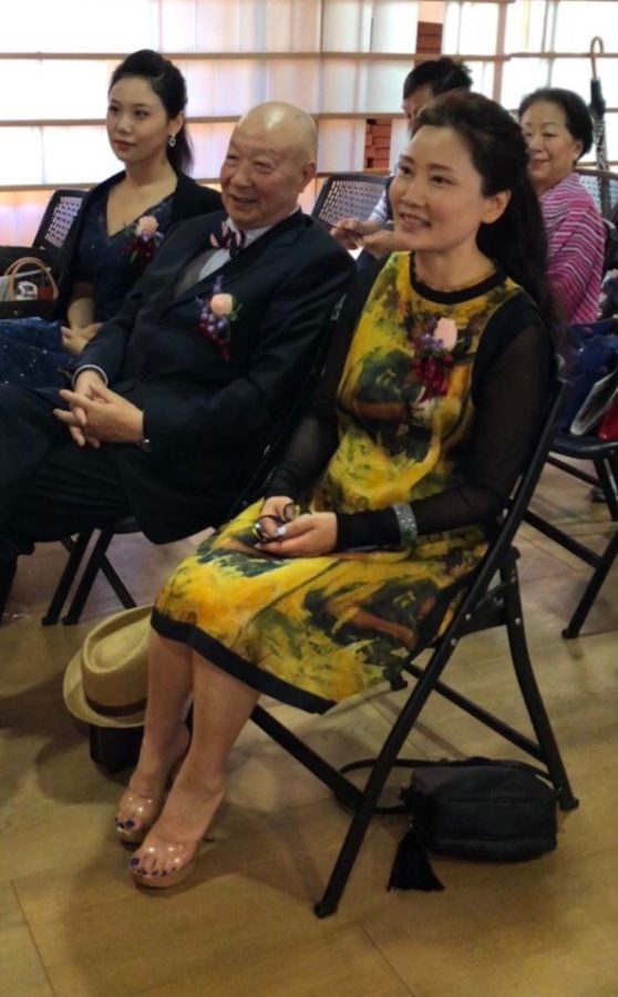 何赛飞较踩透明恨天高出席活动(1/2)