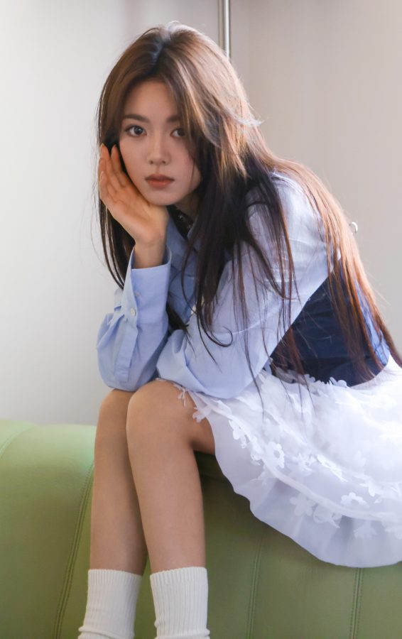 赵今麦慵懒卧躺沙发，一双穿着白袜的美腿又细又长，太吸睛了。(9/17)