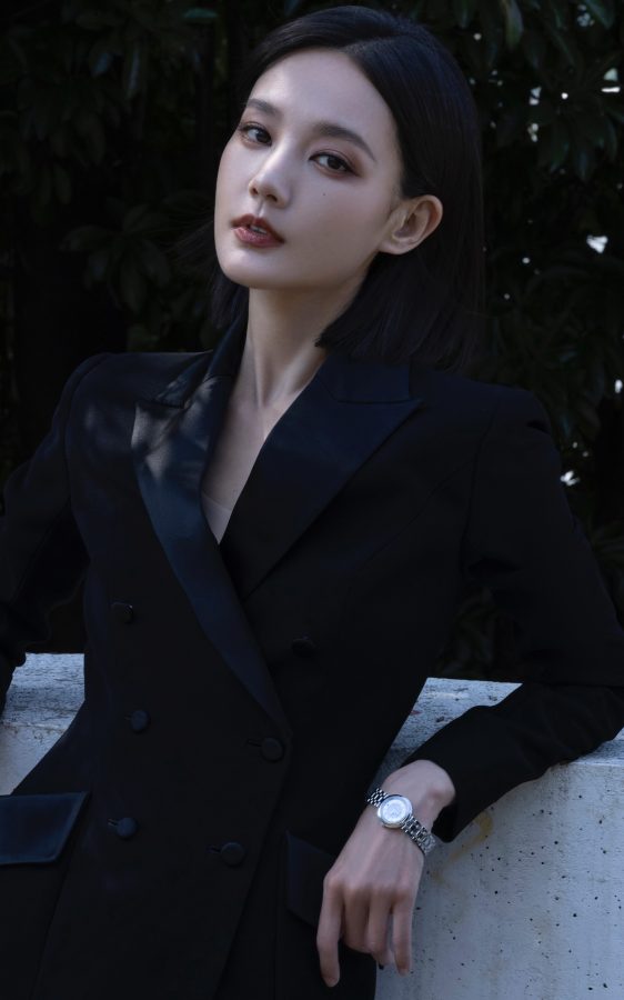 李一桐穿经典高开叉黑裙露长腿展现百变魅力(5/6)
