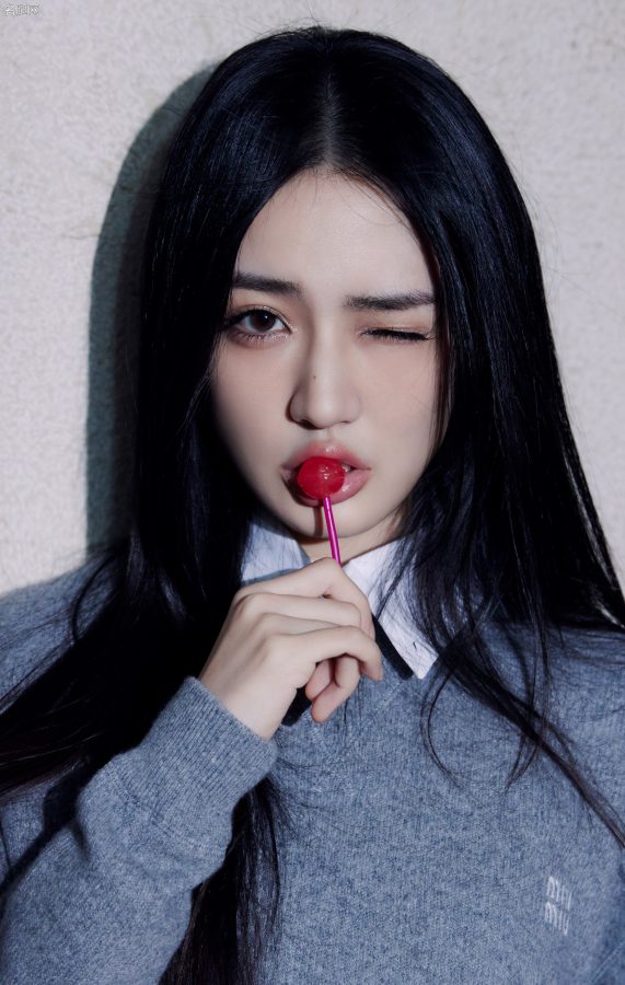 Xu Lu wears a shark coat with leather boots and holds a lollipop in her mouth(4/7)