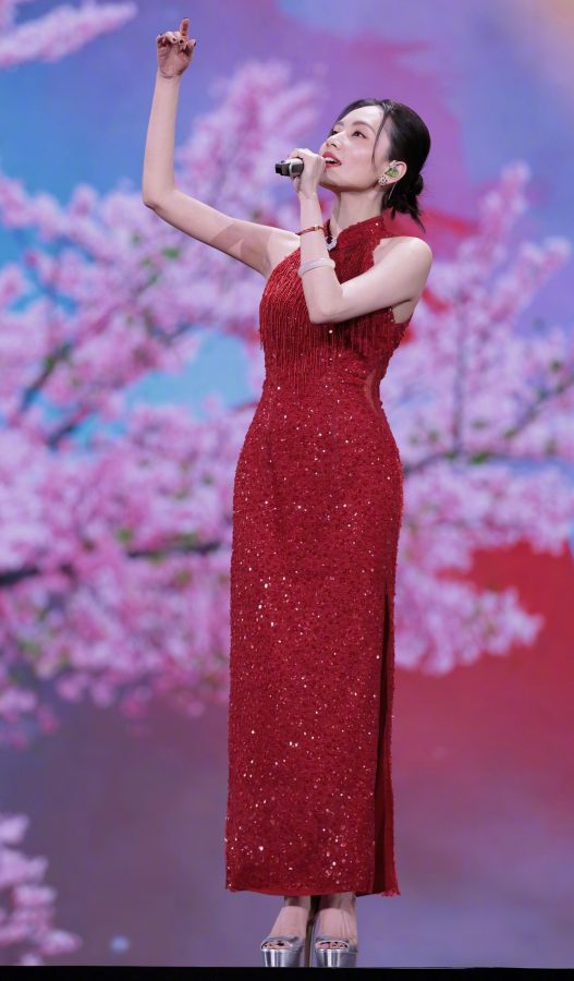 刘惜君穿火红开叉旗袍演出踩恨天高凉鞋(3/3)