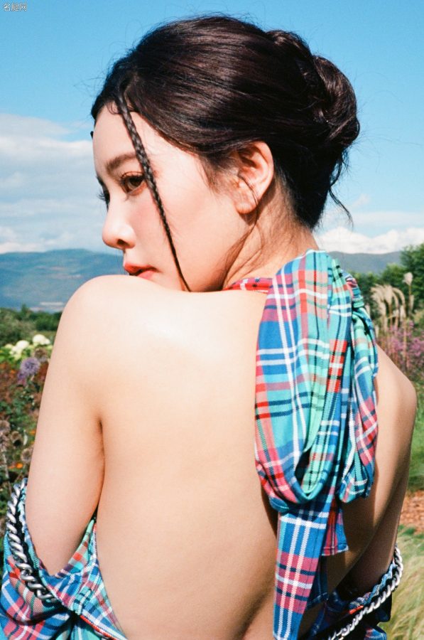 宋妍霏演绎荒野中的叛逆少女！解构式格子衫配黑短裙，一双美腿在草丛中若隐若现(8/9)